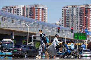 队记：湖人已将注意力转向买断市场 今夏将用3首轮追球星